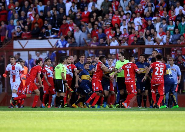 ¿Justicia? El árbitro que no echó a Tevez por la fractura de Ham será parado