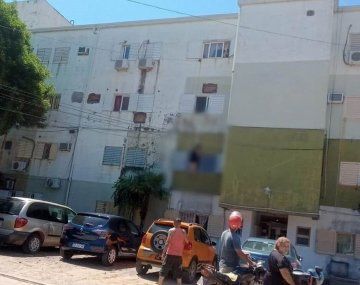 Una mujer intentó suicidarse colgándose desde un segundo piso