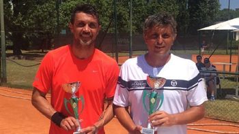 El ex defensor italiano junto a su entrenador y actual pareja de dobles El ex defensor italiano junto a su entrenador y actual pareja de dobles
