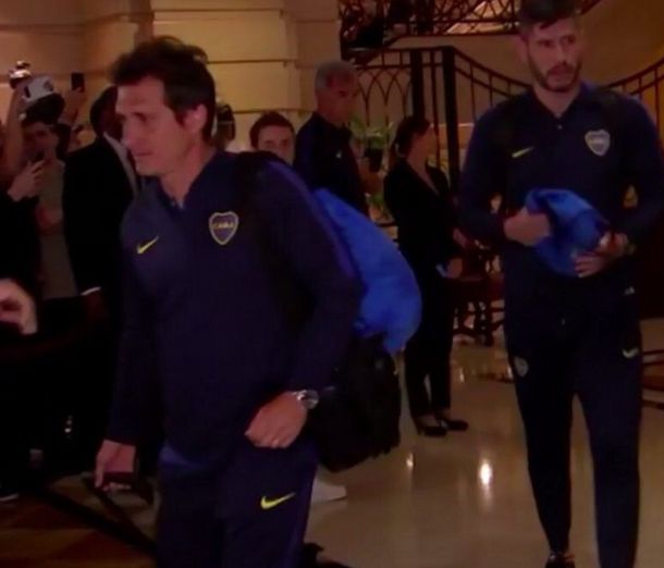 ¿Se juega? Los jugadores de Boca y River demoran su salida a La Bombonera