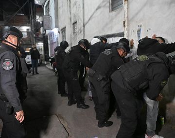 El operativo “Tormenta Negra” envió 1500 policías, dos helicópteros, un blindado para recorrer 16 barrios con la consigna “pacificación y orden”. &nbsp;