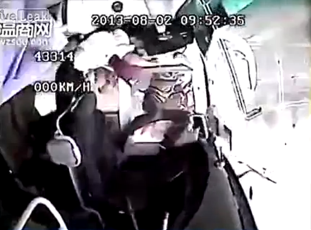 VIDEO: Impresionante choque entre un colectivo y un camión en China