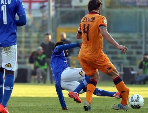 Escalofriante: un jugador fracturó a otro en la B del fútbol italiano
