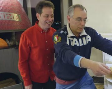 La pizza se come así, según un maestro napolitano
