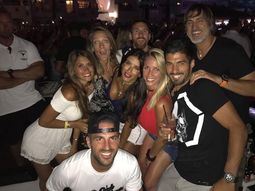 Messi y su mujer, de fiesta en Ibiza. Messi y su mujer, de fiesta en Ibiza.