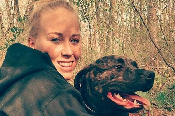 Una joven de 22 años murió tras ser atacada por sus dos perros