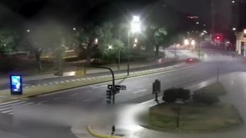 san telmo: un taxista borracho manejo por el metrobus y choco contra un poste de luz san telmo: un taxista borracho manejo por el metrobus y choco contra un poste de luz