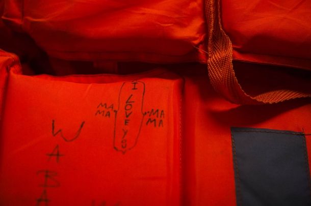 Refugiados escriben mensajes y números de contacto en chalecos salvavidas por si mueren