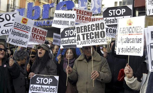 España: suspenden desalojos por ola de suicidios