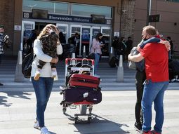 Autorizan el ingreso al país a extranjeros que sean familiares directos de argentinos