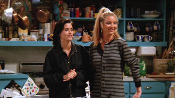 Monica Geller y Phoebe Buffay en Friends Monica Geller y Phoebe Buffay en Friends