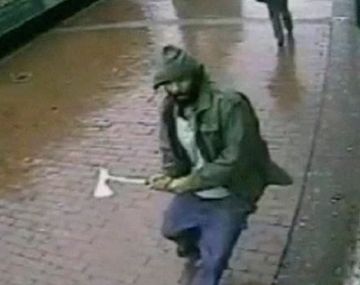 Mirá el ataque a dos policías con un hacha