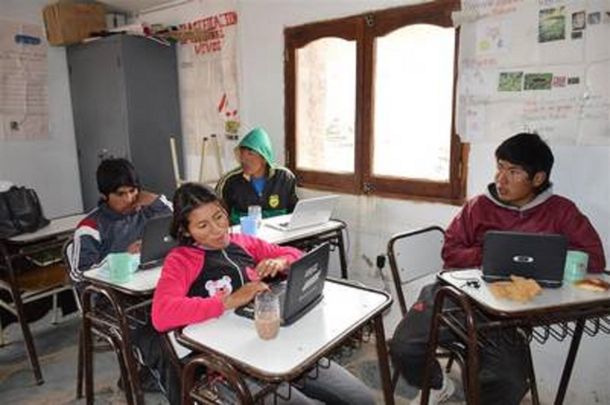 Alumnos salteños buscan terminar el secundario por WhatsApp