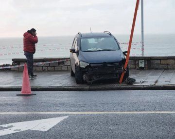 Mar del plata: chocó contra el paredón del Parque San Martín y casi desbarranca