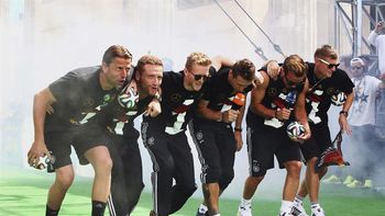 los jugadores alemanes le dedicaron una cancion a los argentinos: mira el video los jugadores alemanes le dedicaron una cancion a los argentinos: mira el video