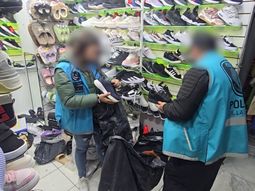 Operativo en Flores por zapatillas de contrabando Operativo en Flores por zapatillas de contrabando
