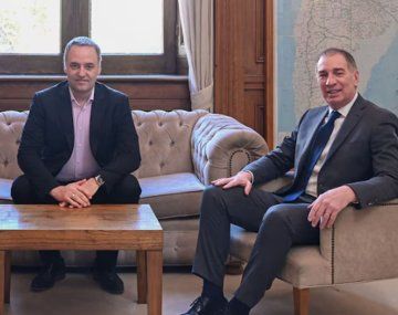 Manuel Adorni y Diego Santilli.