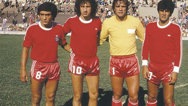 Santos fue parte de la transferencia de Diego Maradona de Argentinos Juniors a Boca. Santos fue parte de la transferencia de Diego Maradona de Argentinos Juniors a Boca.