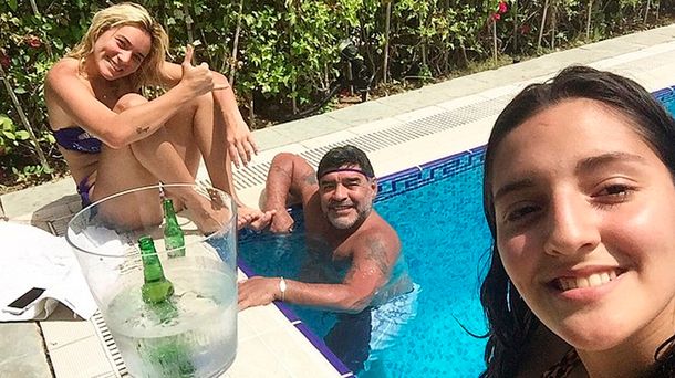 Jana Maradona se reencontró con Diego: la foto en la pileta con Rocío Oliva