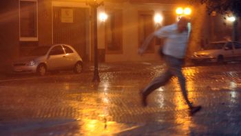llueve en la ciudad y la temperatura apenas llegara este martes a los 27 grados