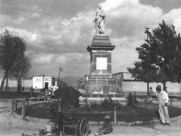 Maximiliano inaugura en 1865 la estatua de José María Morelos en la plazuela de Guardiola. Maximiliano inaugura en 1865 la estatua de José María Morelos en la plazuela de Guardiola.