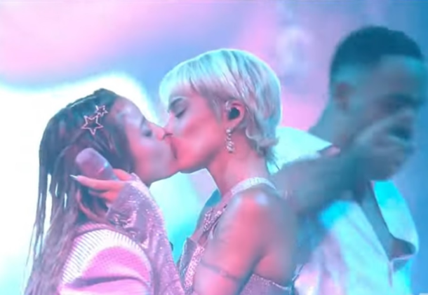 Premios Lo Nuestro 2024: Tini Stoessel y Emilia Mernes se besaron otra vez y encendieron las redes