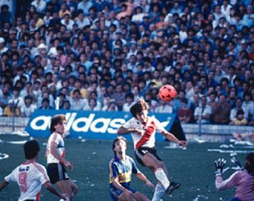 {altText(,#TriviaM1 A 30 años del Superclásico: ¿cuánto sabés sobre la pelota naranja?)}