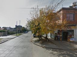 Apuñaló a un jubilado y murió al caer por el balcón Apuñaló a un jubilado y murió al caer por el balcón