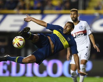 Wanchope Ábila le pega ante la mirada de Gino Peruzzi