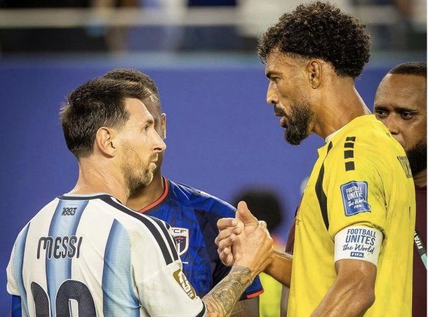 El saludo de Lionel Messi con Vozinha al finalizar el duelo entre Argentina y Cabo Verde.