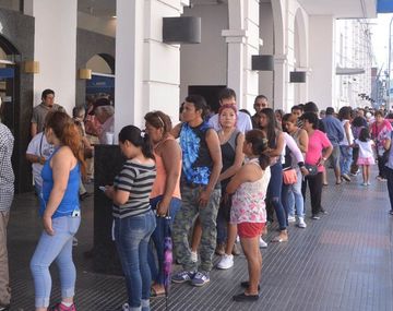 IFE: más de la mitad de los que cobran el bono de $10.000 tienen entre 18 y 24 años