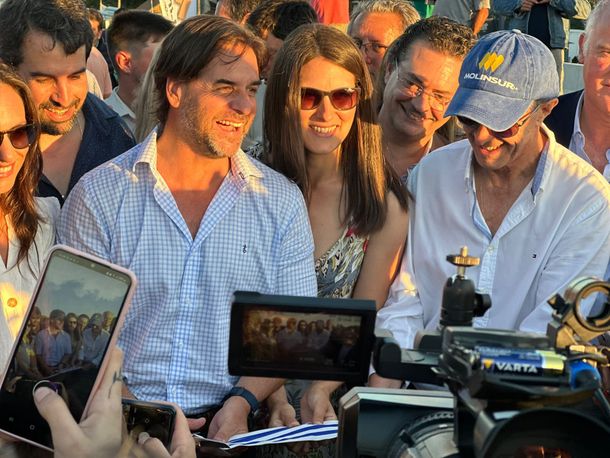 El presidente Luis Lacalle Pou sostuvo que hay que sacarse la camiseta ideológica en Uruguay.