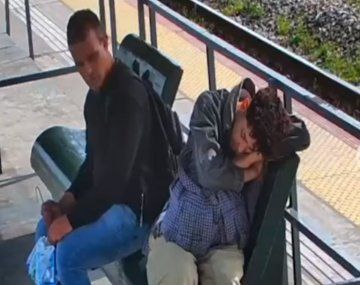 Un vendedor ambulante le robó el celular a un pasajero dormido en una estación