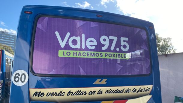 Florencia Bertotti hizo su programa de Vale 97.5 desde un colectivo y regaló flores