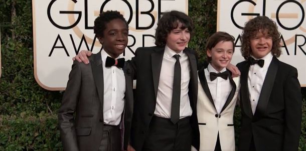 Los chicos de Stranger Things en la alfombra de los Globo de Oro