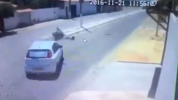 Choca contra un auto, se salva y se le cae un poste de luz encima Choca contra un auto, se salva y se le cae un poste de luz encima