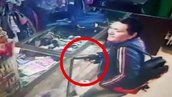 video: robo a mano armado a metros de una comisaria video: robo a mano armado a metros de una comisaria