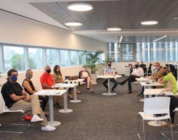 Tras reunirse con los gremios