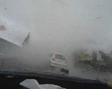 Impactante: un tornado se tragó un vehículo