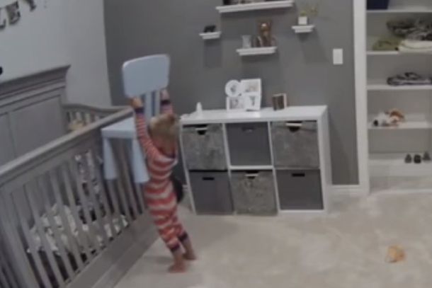 Ayudó al hermano a escaparse de la cuna