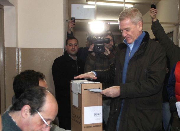 Con críticas a la lista sábana, De Narváez votó en Luján