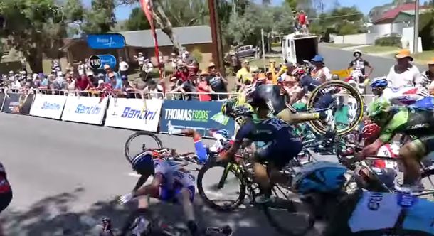 Increíble accidente múltiple en una competencia de ciclismo