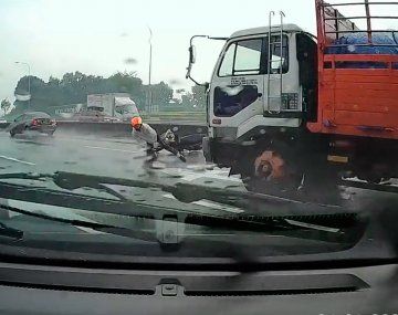 Milagro en la autopista: así se salvó un motociclista luego de caer en medio de un diluvio