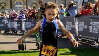 un nene de 8 anos con paralisis cerebral completo un triatlon: mira el video un nene de 8 anos con paralisis cerebral completo un triatlon: mira el video