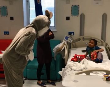 Una figura del fútbol mundial se disfrazó de conejo y visitó un hospital infantil