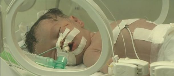 Sacan a un bebé prematuro del vientre de su madre asesinada en Gaza por un ataque israelí