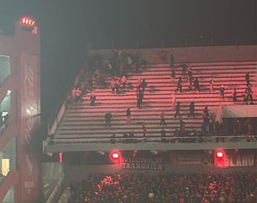 El momento en que la barra de Independiente entró a la tribuna a atacar a los de la U. de Chile