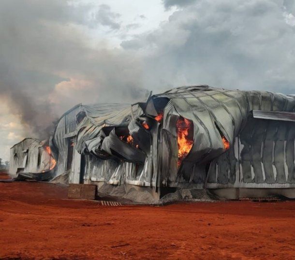 Impactante incendio en depósitos de la yerbatera Playadito