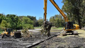 Remoción de lodo sedimentado en el parque Rivera, Montevideo. Remoción de lodo sedimentado en el parque Rivera, Montevideo.