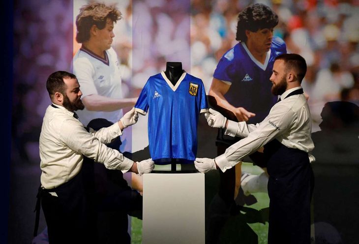 Comenzó la subasta de la camiseta que Diego Maradona usó contra los ingleses en el Mundial de 1986: cuál fue la oferta inicial